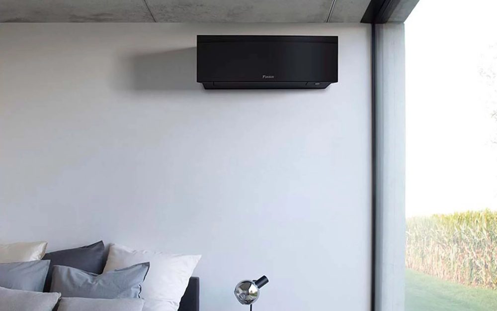 Airco-binnenunit aan de slaapkamermuur