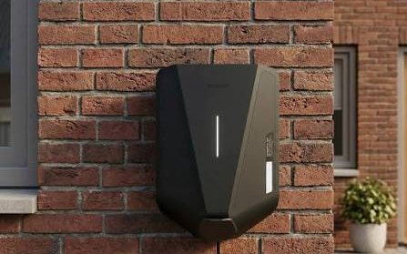 Laadpaal aan de gevel van een woning