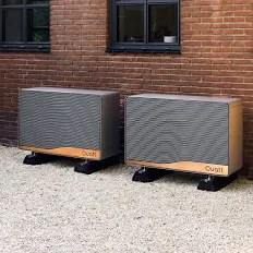 Twee warmtepomp-buitenunits tegen een bakstenen gevel