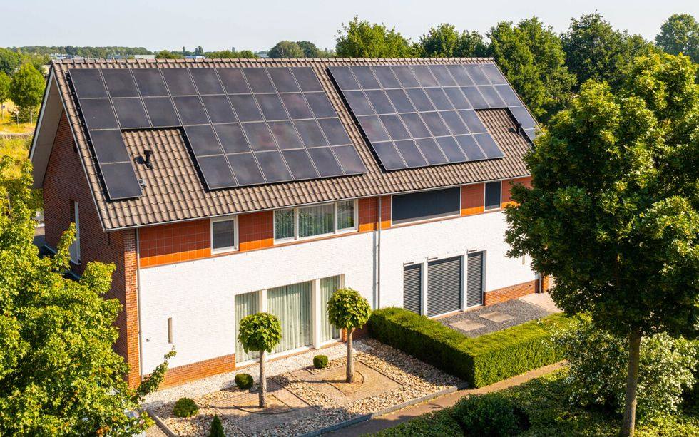 Woning met een dak vol zonnepanelen, van bovenaf gezien