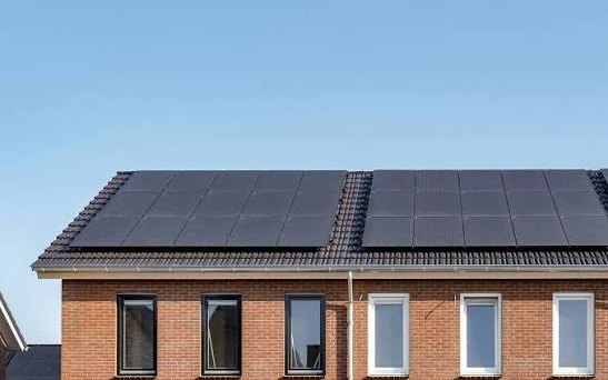 Rijtjeswoning met een dak vol full-black zonnepanelen