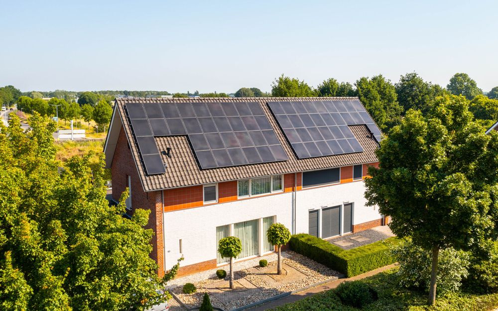 Twee-onder-een-kapwoning met een dak vol zonnepanelen